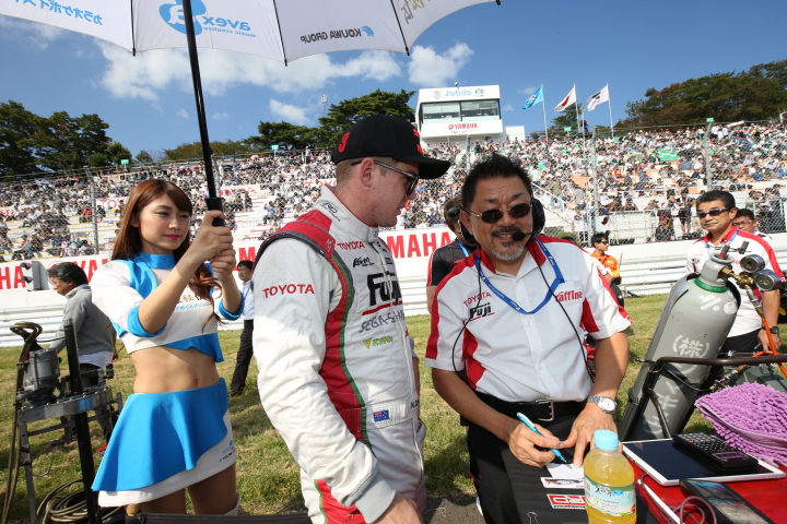 スタート進行: ニック・キャシディと田中耕太郎エンジニア（KONDO RACING）