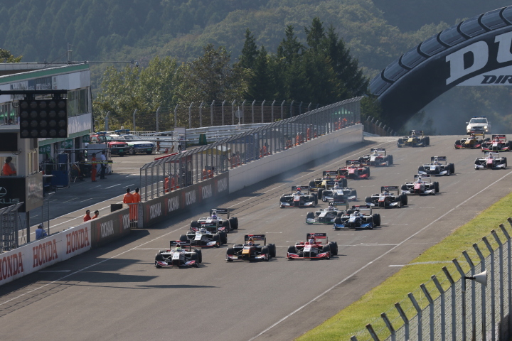 決勝レース: 68周のレースがスタートした