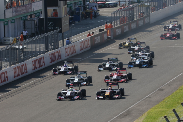 決勝レース: 68周のレースがスタートした