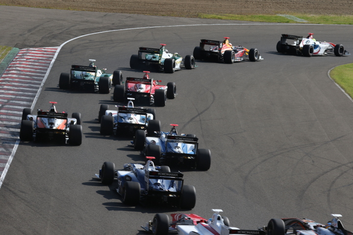 決勝レース: 68周のレースがスタートした