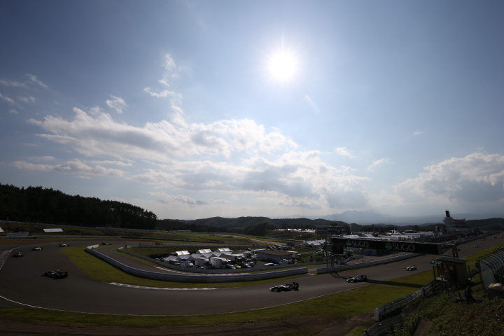 決勝レース: 秋晴れの下1コーナーから2コーナーを駆けるドライバーたち