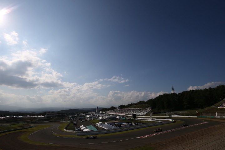 決勝レース: 秋晴れの下1コーナーから2コーナーを駆けるドライバーたち