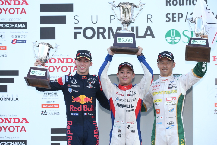 表彰式: 優勝・関口雄飛、2位・ピエール・ガスリー、3位・中嶋一貴