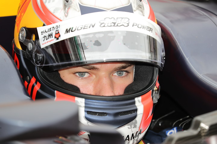 予選に向けピットで待機するピエール・ガスリー（TEAM MUGEN）