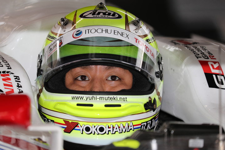 予選に向けピットで待機する関口雄飛（ITOCHU ENEX TEAM IMPUL）