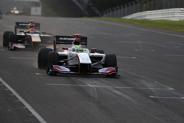 トップでゴールする関口雄飛（ITOCHU ENEX TEAM IMPUL SF14）