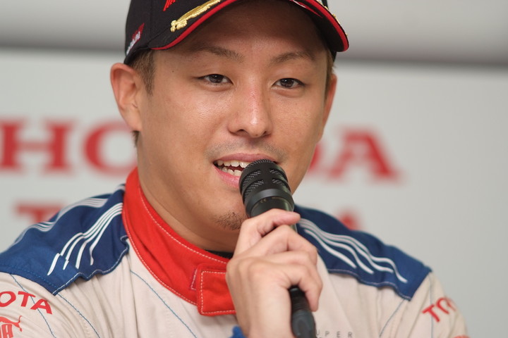 決勝記者会見: 優勝した関口雄飛（ITOCHU ENEX TEAM IMPUL）