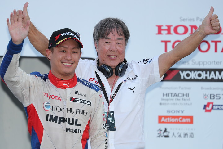 優勝した関口雄飛と星野一義監督（ITOCHU ENEX TEAM IMPUL）