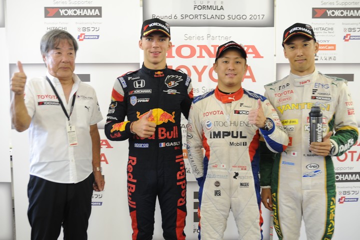決勝フォトセッション: トップ3と優勝チーム監督