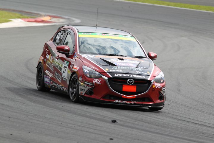 ST-5クラス優勝は関豊／梅田剛／井尻薫組（DXLアラゴスタNOPROデミオSKY-D）