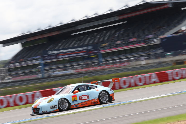 公式練習: ジョノ・レスター／峰尾恭輔組（GULF NAC PORSCHE 911）