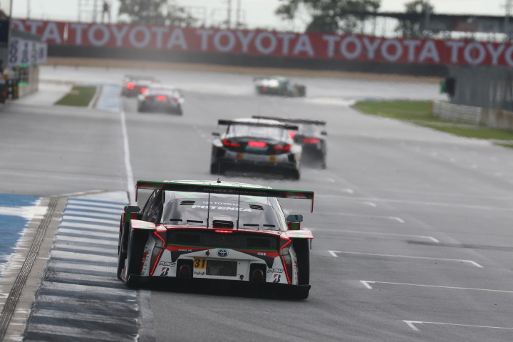 公式予選: ノックアウト予選Q1にコースインしたマシン