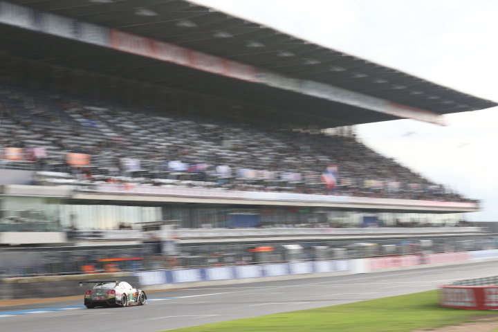 公式予選: ストレートを駆けるGTマシン