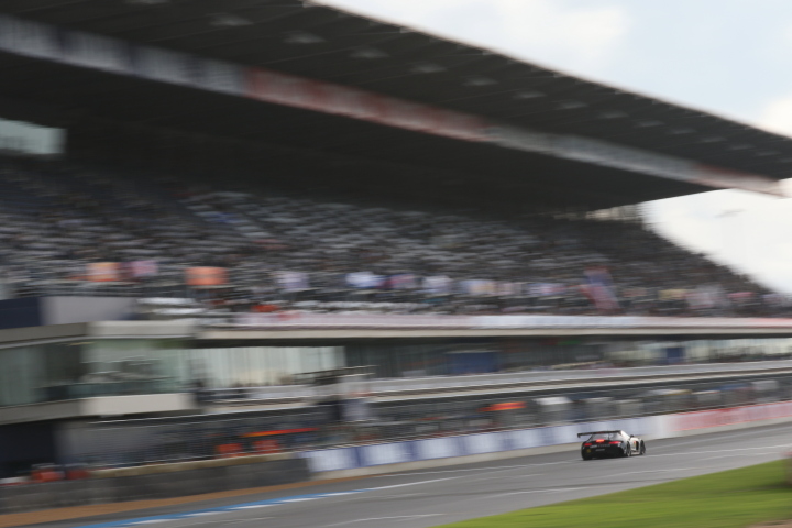 公式予選: ストレートを駆けるGTマシン