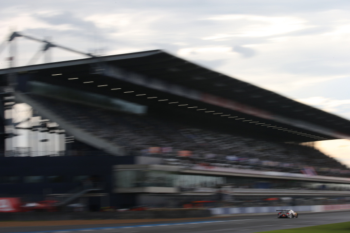 公式予選: ストレートを駆けるGTマシン