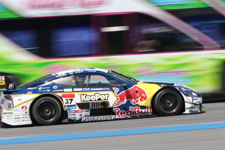 スタート進行: 平川亮／ニック・キャシディ組（KeePer TOM'S LC500）