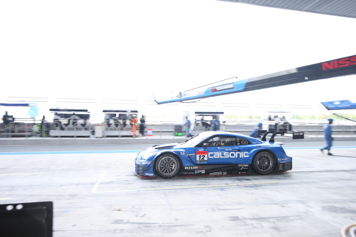 スタート進行: 安田裕信／ヤン・マーデンボロー組（カルソニックIMPUL GT-R）