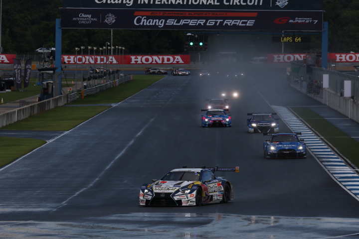 決勝レース: GT500クラスのスタートシーン