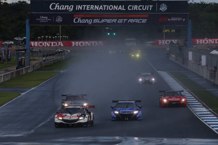 決勝レース: GT500クラスのスタートシーン