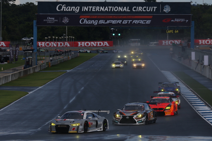 決勝レース: GT300クラスのスタートシーン