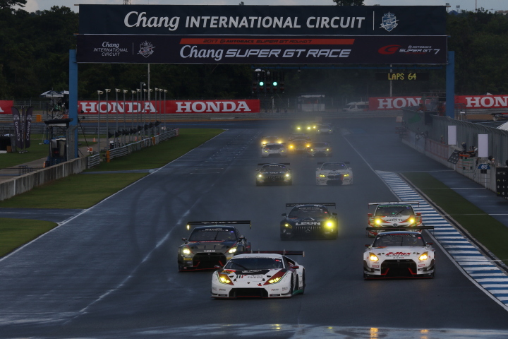 決勝レース: GT300クラスのスタートシーン