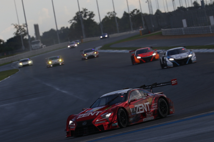 決勝レース: 立川祐路（ZENT CERUMO LC500）