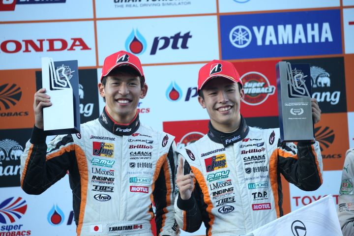 表彰式: GT300クラスで優勝した中山雄一と坪井翔（LM corsa）