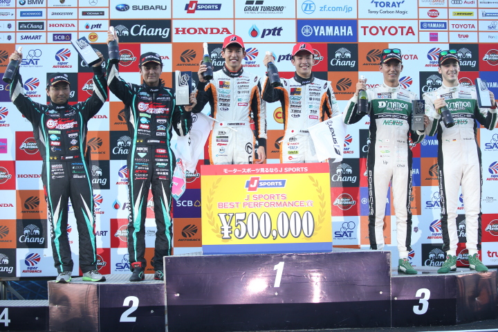 表彰式: GT300クラスのトップ3チーム
