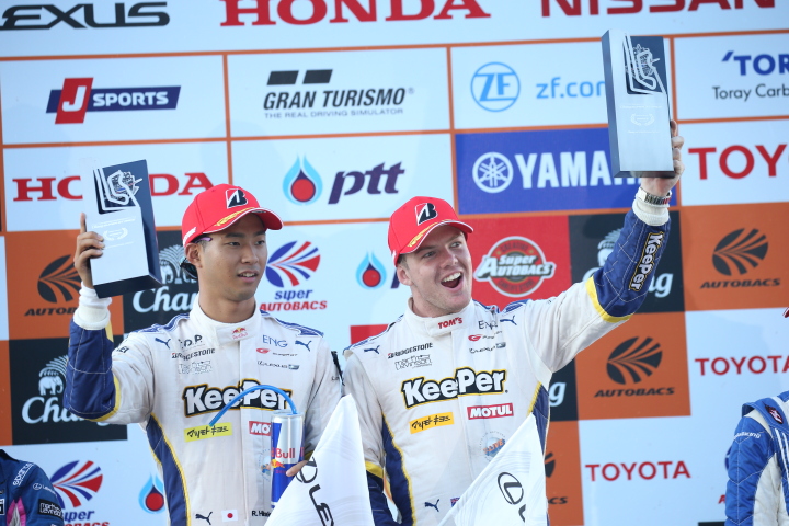 表彰式: GT500クラスで優勝した平川亮とニック・キャシディ（LEXUS TEAM KeePer TOM'S）