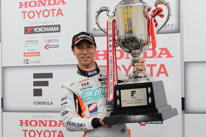 2017年度ドライバーズチャンピオンを獲得した石浦宏明（P.MU/CERUMO · INGING）