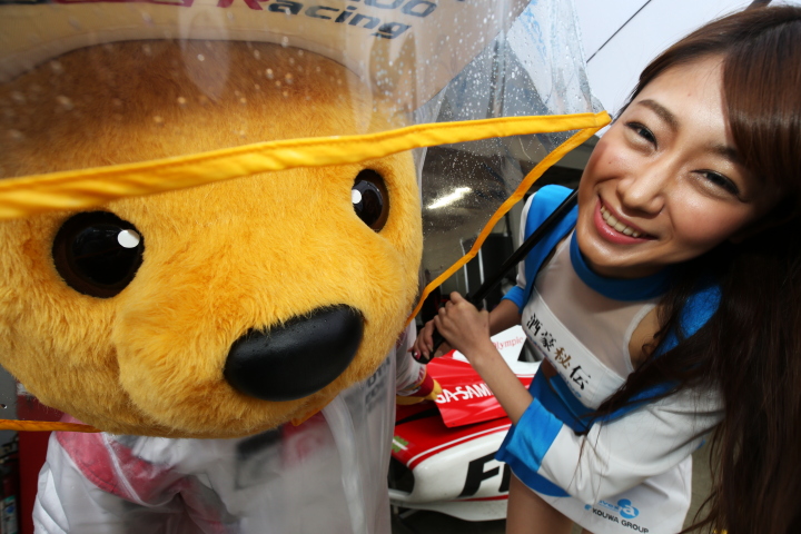 ピットウォーク: トヨタくま吉とレースクイーン