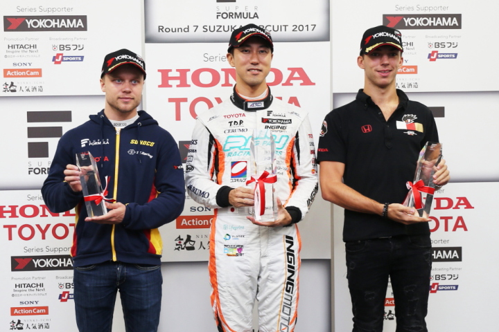 シリーズ表彰式: シリーズチャンピオン・石浦宏明（中央）、同2位・ピエール・ガスリー（左）、同3位・フェリックス・ローゼンクヴィスト（右）