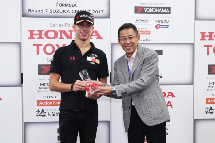 シリーズ表彰式: ルーキー・オブ・ザ・イヤーのピエール・ガスリーとJRP倉下明社長