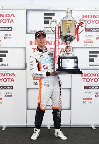 シリーズ表彰式: シリーズチャンピオン・石浦宏明（P.MU/CERUMO · INGING）