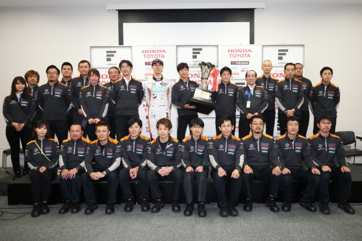 シリーズ表彰式: チームチャンピオンを獲得したセルモ・インギングのスタッフ