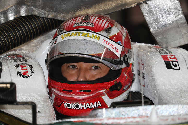 公式予選: ピットで待機する中嶋一貴（VANTELIN TEAM TOM’S）	