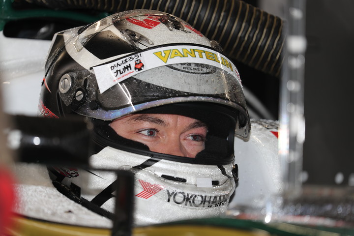 公式予選: ピットで待機するアンドレ・ロッテラー（VANTELIN TEAM TOM’S）	