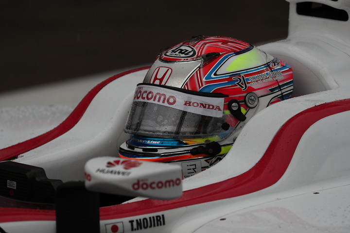 公式予選: ピットで待機する野尻智紀（DOCOMO TEAM DANDELION RACING）	