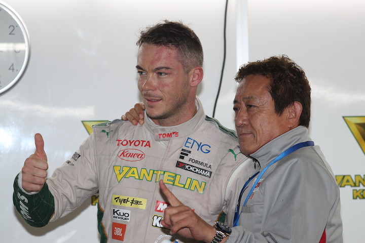 公式予選: ポールポジションを獲得したアンドレ・ロッテラーとチーム監督の舘信秀氏（VANTELIN TEAM TOM’S）