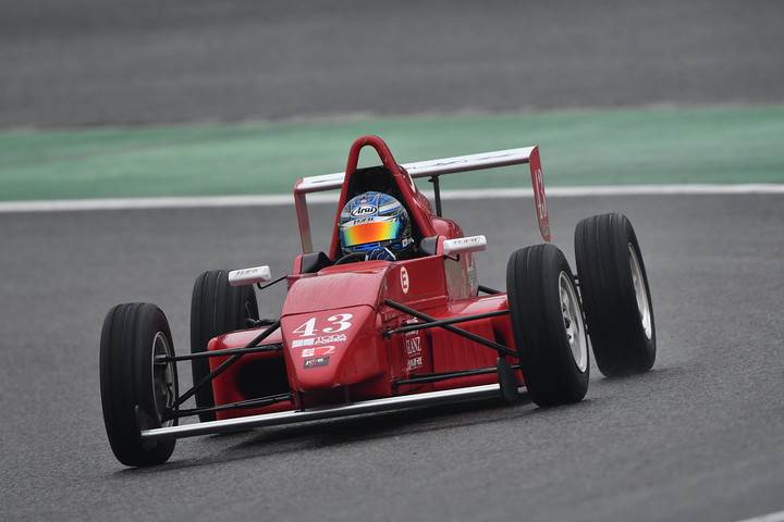 ポールポジションは鈴木智之（C72☆ミッドランド☆制動屋☆byテイク）