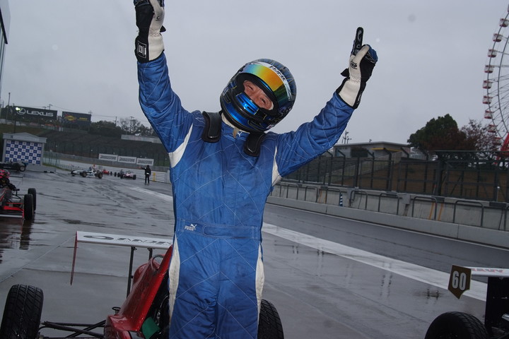 パルクフェルメで万歳の鈴木智之（C72☆ミッドランド☆制動屋☆byテイク）