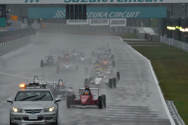 荒天のためレースはセーフティーカースタートとなった