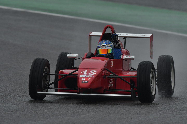 優勝して手を挙げる鈴木智之（C72☆ミッドランド☆制動屋☆byテイク）