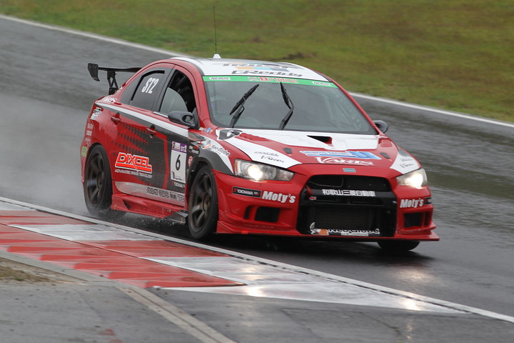 グループ1決勝: ST-2クラスで優勝した冨桝朋広／菊地靖／大橋正澄組（新菱オート☆DIXCEL☆EVOⅩ）