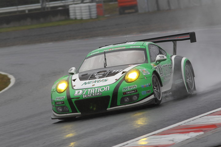 グループ1決勝: ST-Xクラスで優勝した星野敏／荒聖治／近藤翼組（D'station Porsche）