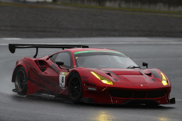 グループ1決勝: ST-Xクラスでチャンピオンを獲得した永井宏明／佐々木孝太組（ARN Ferrari 488 GT3）
