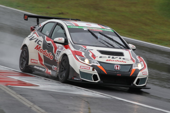 グループ1決勝: ST-TCRクラスで優勝した伊藤真一／幸内秀憲／中野信治組（Modulo CIVIC TCR）
