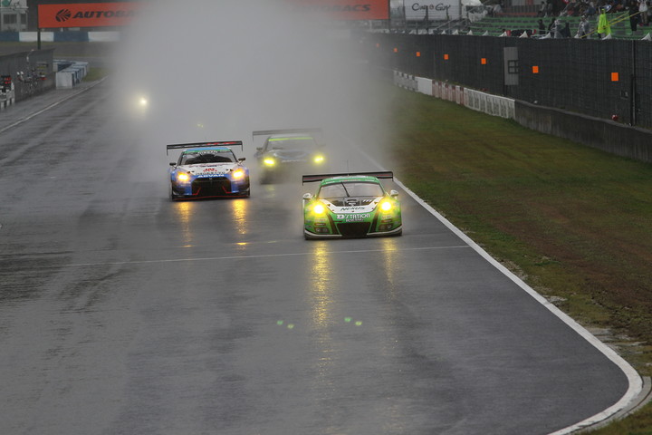 グループ1決勝: 雨の中3時間レースがスタートした
