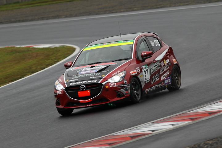 グループ2決勝: ST-5クラス優勝は関豊／梅田剛／井尻薫組（DXLアラゴスタNOPROデミオSKY-D）