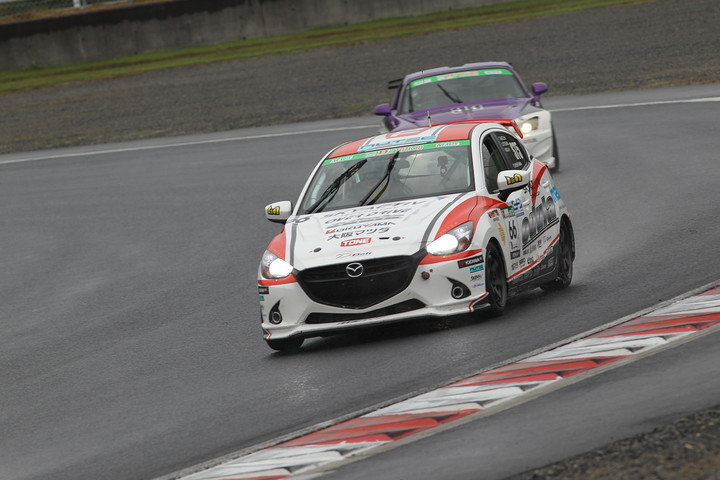 グループ2決勝: ST-5クラス2位は橋本陸／大塚隆一郎／武地孝幸組（odula MAZDA DEMIO 15MB）
